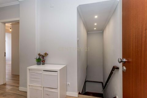 Fantástico Apartamento Duplex T2 convertido em T3 em Odivelas Totalmente renovado em 2020, este moderno apartamento duplex oferece conforto, funcionalidade e uma excelente oportunidade tanto para investimento como para habitação própria. Característi...