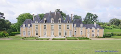 Château de la Troussaye du XIX ème siècle sur son domaine de 75,12 Ha