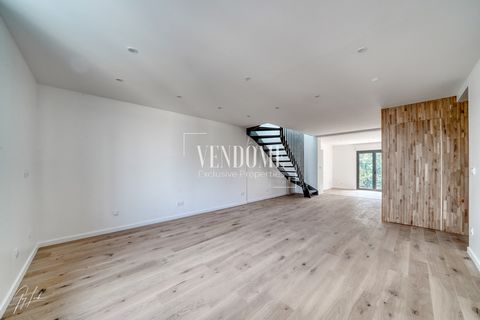 Suresnes Dernier étage Duplex rénové avec goût- parking. Dans un emplacement de premier ordre, à deux pas du tramway, de la gare SNCF (8 min à pied) et au calme face à un bâtiment historique et un parc arboré, Vendôme Exclusive Properties vous propos...