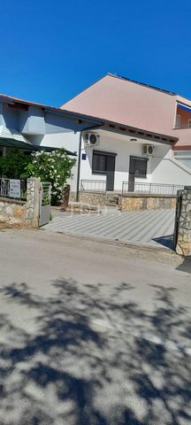 Location: Šibensko-kninska županija, Vodice, Vodice. Just 100 meters from the beach and 850 meters from the center of Vodice, this charming semi-detached house sits on its own parcel – perfect for those seeking comfort, functionality, and an exceptio...