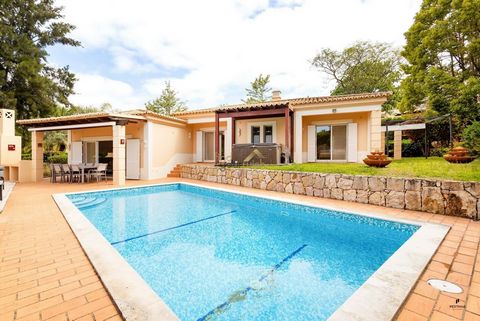 Located in Lagoa. Magnificent 4 bedroom villa with a plot of land of 1084 m2, a true haven of luxury and comfort, located in one of the most prestigious natural settings and surrounded by the serenity of a Condominium of the Vale da Pinta Golf Course...