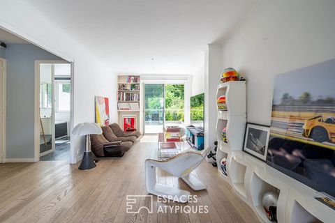 C'est à l'abri des regards, dans une impasse très peu exposée des quais de Marne, à proximité immédiate de Nogent sur Marne et du RER A de Joinville le Pont, que prend place cette maison familiale de 167 m2 habitables (193m2 au sol). Grâce à son fron...