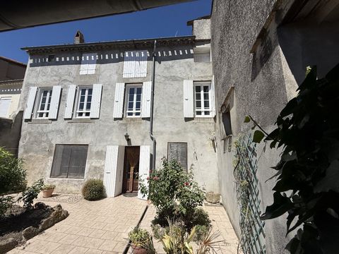 Grande maison de ville avec cours.
