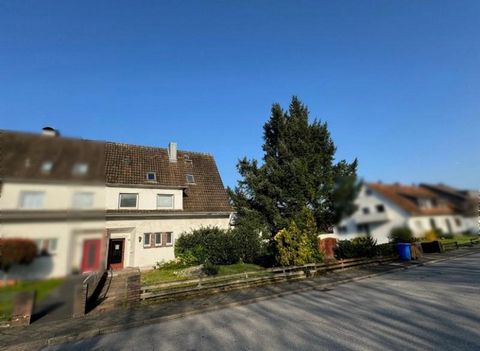 Ce spacieux immeuble d’appartements de 1954 est situé dans un endroit recherché à Ratingen Ost, niché dans la ceinture verte de la ville. Le bâtiment de quatre étages s’étend sur un terrain spacieux d’environ 1 388 m² avec une surface habitable total...