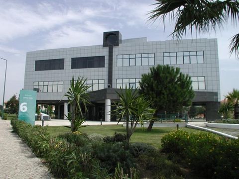 Office lease, in Beloura Office Park, with option to buy, with 240 m2, being an integral part of an office building. The office consists of an entrance hall / reception, 2 meeting rooms, 1 administration office, 2 administrative offices, open office ...