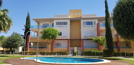 Spacious 3 bed, 2 bath 139m2 apartments situated on the Hacienda del Álamo Golf Resort now being sold with a massive 72% discount from new. Built to an exceptional standard on a Championship golf course the properties are within minutes of the new In...