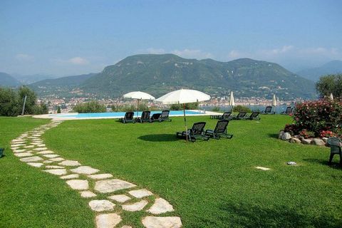 Located in Salò, this peaceful 2-bedroom holiday home on a farm is ideal for a small group or a family. There is a shared swimming pool overlooking Lake Garda and the surrounding hills. The majestic Duomo di Santa Maria Annunziata (2.5 km) is the mai...