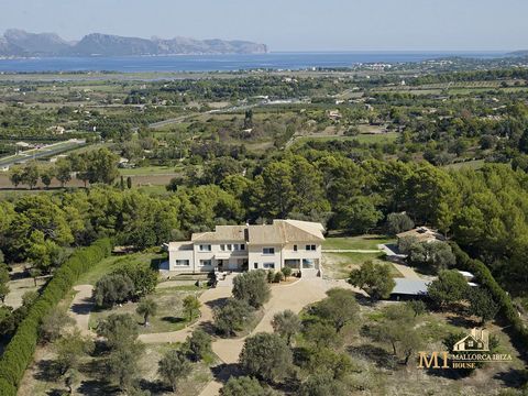In the beautiful coastal area of Alcudia, very close to impressive white sand beaches, this beautiful rustic property of 24,000 m2 is located. It has a house of 1,000 m2 built. It has a 12-seater vacation license. It has 6 double rooms, cinema room, ...