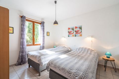 Deze charmante villa ligt in Beaufort, in Frankrijk. Er zijn 3 slaapkamers waar 6 personen kunnen overnachten, perfect voor een vakantie met het hele gezin. Ook is het toegestaan om 2 huisdieren mee te nemen. Je kunt heerlijk ontspannen in het bubbel...