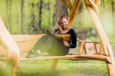 Dieses luxuriöse Chalet mit Außensauna und Spa befindet sich im weitläufigen, naturreichen Ferienpark Recreatiepark Beekbergen in der gleichnamigen Stadt in der schönen Veluwe. Die Stadt Apeldoorn ist 9 km entfernt und Sehenswürdigkeiten wie der Pale...