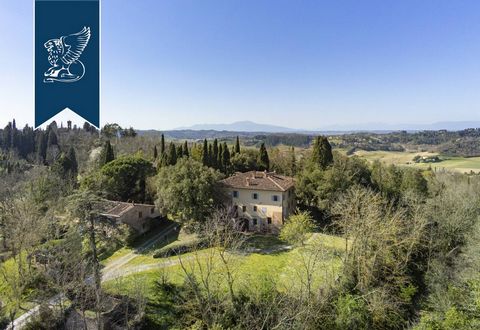 A San Miniato, cette splendide ferme est à vendre, nichée dans les collines de la campagne toscane. La villa du XVIIIème siècle se dresse sur les ruines d'un ancien château médiéval représenté dans les armoiries de Moriolo, entourée de 50 hectar...