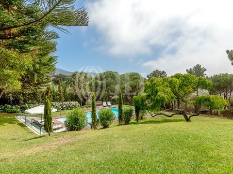 5-bedroom villa, single storey, 351 sqm (construction gross area), with sea and Sintra Mountains views, garden and swimming pool, set in a plot of land with 6,785 sqm, in Almoçageme, Colares Sintra. The villa is divided into two distinct areas: the s...