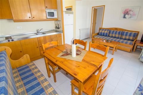 Galeria de Rescator Resort 216. The apartment in Rosas / Roses has 1 bedroom (s) and capacity for 4 people. Accommodation of 45 m² cozy and bright, overlooking the garden. It is located 1200 m from the bus station, 1300 m from the supermarket, 1500 m...