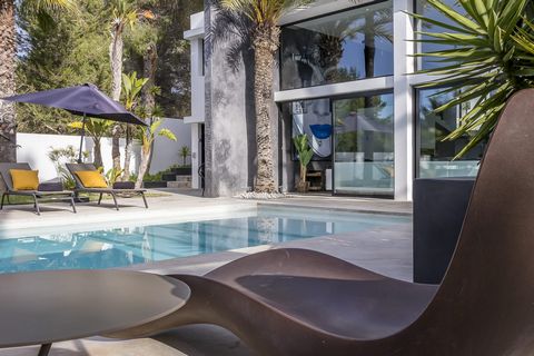 We present this magnificent villa located in the Benimussa Valley where you can enjoy and relax in Ibiza being connected just a few minutes from everything the island offers and at the same time having practically absolute privacy. The villa stands o...