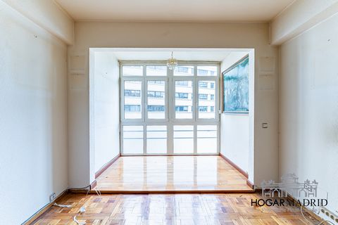 Located in the heart of the Ríos Rosas neighborhood, a few blocks from Paseo de la Castellana, a quality building with a good portal, elevator, doorman, central heating, service entrance. Very bright fifth floor apartment, 134 m2 to reform or update,...