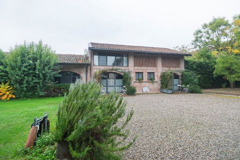 This 2-bedroom holiday villa in Stagno Lombardo can entertain 6 people. Set in Lombardy in Northern Italy, it is ideal for groups or families on a weekend getaway. The villa has a bubble bath to unwind. During your stay at this villa, you can head to...