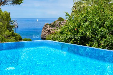 Luxurious villa with a tourist license 100m from the beach in Cala Deia This stunning property with stone façade has been built in keeping with the local architecture and offers high quality rustic finishes throughout. The villa benefits from having ...