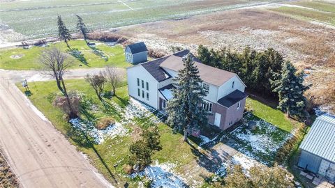 Quiet Country Living In Urban Setting With Amenities Nearby.Absolutely Stunning Detached House On A 1.48 Acre Lot With 3 Self-Contained Units Each Has Separate Enterence. Conveniently Located At North End Of King City, Close To Hwy400,404, Minutes To...