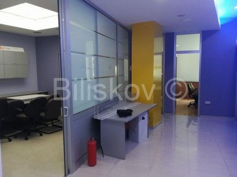 Split, Lovret, business space with a total usable area of 90.19m2 in a residential and commercial building in the immediate vicinity of the city center, on the 2nd floor of a building with an elevator. It consists of an entrance area, a meeting room,...