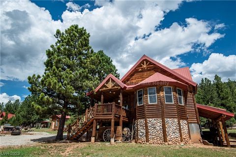Truly one of kind stately custom built cabin with an impressive facade & attention to detail & craftsmanship inside & out! Located in the Aspen Highlands Subdivision of Mammoth Creek, UT, this 4 bedroom/4 bath sits on .51 acres of year round access/w...