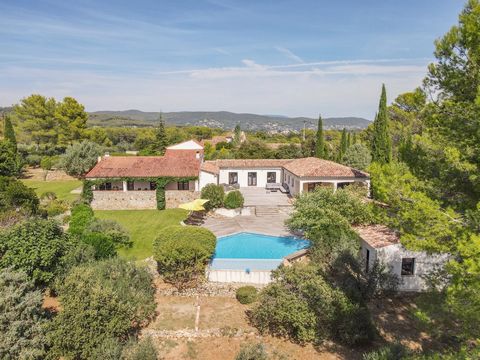 At the heart of Provence, this peaceful and unique villa offers you 265 m2 of living space on 6635 m2 of lush and fenced land. With beautiful indoor and outdoor spaces, it features a modern kitchen, a living/dining room opening onto a terrace with a ...