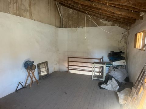 Garagecommercial space for sale with two levels on a corner of the marketstreet in Ayora 31 m2 per floor water and electric is connected and there is a toilet Could be a lovely store or exhibition room