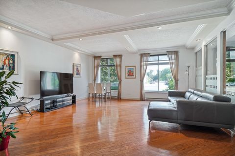 Beautiful 1,002.12 ft2 (93.1 m2) condo with lots of natural light. Very good location in Mercier/Hochelaga-Maisonneuve, 2 minutes walk from the Honoré-Beaugrand metro station. Within walking distance of Place Versailles shopping center. Next to highw...