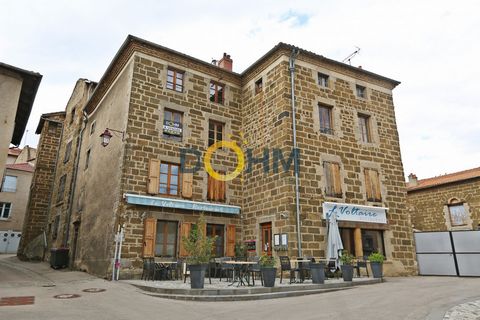 Building in the historic center of Langeac, for sale with current and renewable commercial lease on the ground floor.   The building needs to be completely renovated. Potential for a hotel complex or apartments: 7 apartments including 2 duplexes for ...