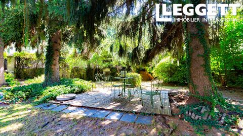 A07698 - This characterful house, from the 1920s, is located just 2 steps from the city centre, yet out of sight. Don't be fooled by its location, once through the gate, the incredible garden and terraces surrounding the property offer a real oasis o...