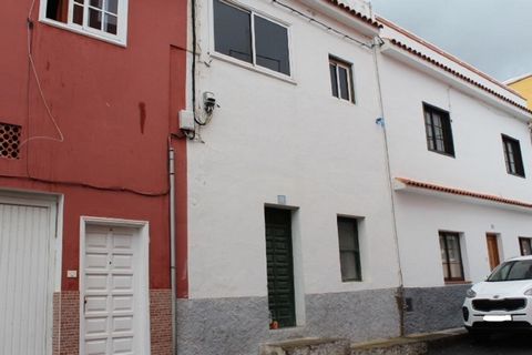 Detached house between party walls to reform, located on Calle de Las Granaderas, in the municipality of Icod de Los Vinos, province of Santa Cruz de Tenerife. It has a useful area of ​​87.80 m². The house has two floors above ground. Ground floor co...