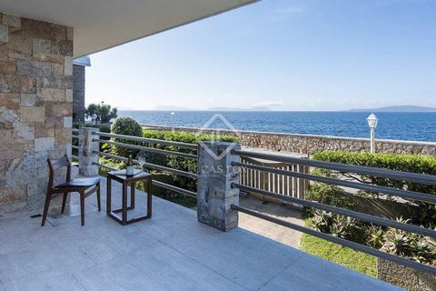 This is a six-bedroom house on the beautiful island of Toralla, just a few minutes' drive from the city of Vigo. Built on two levels of space, it has a front-line location and amazing views of the Atlantic Ocean and the Cies Islands. The house sits o...