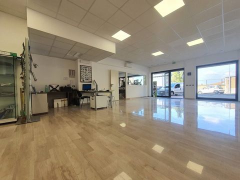Viterbo (semi-central area) Beautiful commercial space of approximately 200 m2, renovated, with large windows facing the street. The shop enjoys large customizable internal spaces which would also allow the possibility of splitting into two commercia...