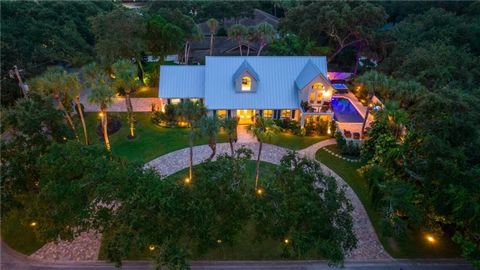 Marchez jusqu’à la plage depuis ce domaine tranquille récemment rénové sur l’île-barrière de Vero Beachs. À la maison, profitez de beaux intérieurs avec des plafonds de volume et son superbe plan de chambre divisée avec une suite principale au premie...