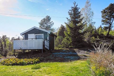 Cozy and homely cottage with both rural and seafront location, only 3 km from the charming Slussen on northeast Orust. A perfect cottage for a family or group who want to live close to the sea and nature. Bathrobe distance to bathing area with both j...