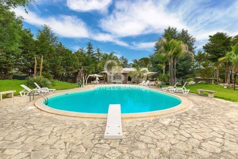 PUGLIA - SALENTO - JERSEYS In the heart of Salento, 2 km from the center of Maglie, we are pleased to offer for sale a beautiful villa with a swimming pool of approximately 110 m2, immersed in a lush garden of approximately two hectares. The villa is...