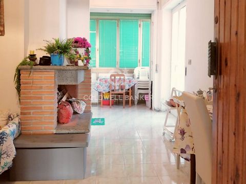 In the most beautiful street of the Lido, a short distance from the beach and in the shade of pine trees, we offer an apartment on the first and last floor in a small building. This building, equipped with curtain exteriors and in a very good state o...