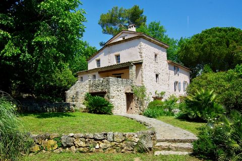 Charming stone mas located in a quiet area, yet as short walking distance to the village of Roquefort les pins. The house, that has kept its original qualities, offers around 258 sqm of living space and is composed as follows : On the ground floor : ...
