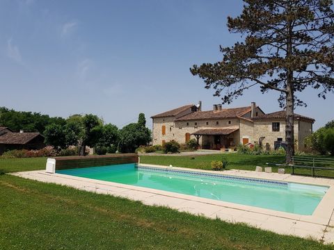 LARGE RURAL PROPERTY WITH EXCEPTIONAL VIEWS AND ENVIRONMENT FOR ORGANIC AGRICULTURE, HORSES OR RURAL TOURISM PROJECTS. Located between Agen and Villeneuve-sur-Lot in Pays de Serres, the property is accessed via a pin-lined elegant alleyway. Orchard w...