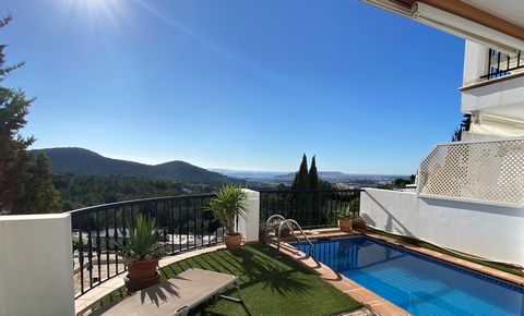Prachtig duplex appartement op 2 verdiepingen met indrukwekkend panoramisch uitzicht op Formentera en Dalt Vila te koop. Hoogwaardige afwerking en privézwembad in een van de meest exclusieve delen van Ibiza, Can Furnet, op slechts 5 minuten rijden va...
