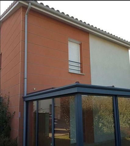 This 121 m2 house located south of Tournon offers an ideal living environment, just a 15-minute walk from the city centre. It is part of a small condominium of 13 villas, ensuring tranquility and conviviality. On the ground floor, you will discover a...