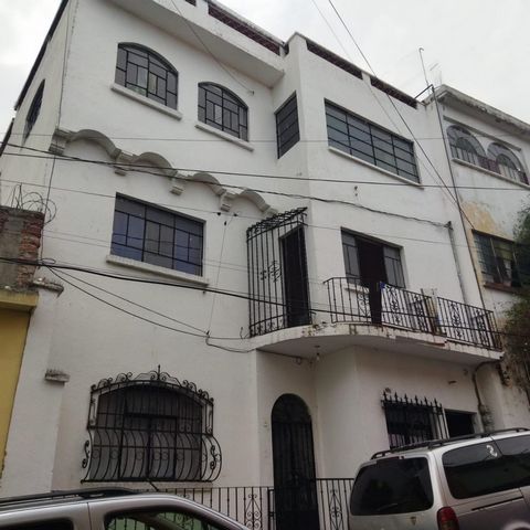 At Opportunity Price For sale building a few steps from the Center of Cuernavaca, it has 3 large apartments of 140 m2 each with 2 bedrooms, 1 bathroom, kitchen, dining room, laundry, a backyard. There is no parking. Deeded and free of encumbrances.