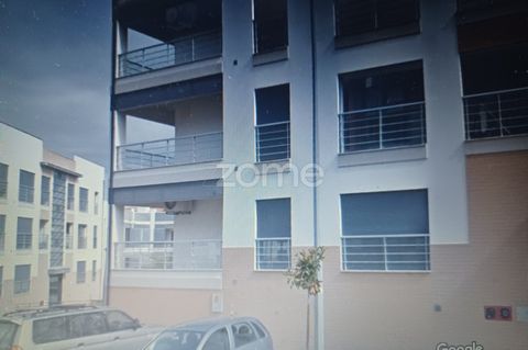 Identificação do imóvel: ZMPT561931 Apartamento T3 localizado na Urbanização de São Luis, em Pereira, Montemor-o-Velho. Imóvel com área de bruta de construção de 141 m2, sendo um r/c, com uma distribuição equilibrada e divisões generosas, :- Sala com...