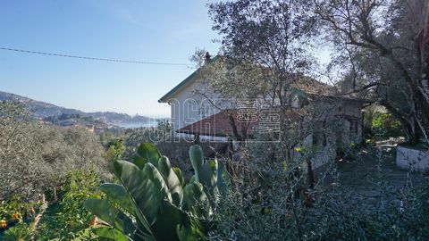 Located a short distance from the Baia Blu beach and a few minutes from the historic villages of Lerici and San Terenzo, this property consisting of a main villa and an outbuilding overlooking the sea and the Castle and the village of Lerici, is surr...