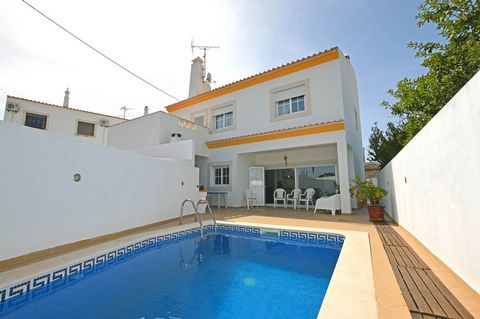 This fantastic and charming Villa, is ideal for those who love the country, and like all facilities close by. The property is located in Azinhal, only 3 km away from a Golf Course and very close to Castro Marim and Vila Real de Santo Antonio. It has ...