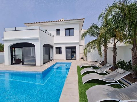 PALMERAS IMMO offers for sale this modern house located in the urbanization of Las 3 Calas in L'Ametlla de Mar 800m from the beach. The house consists of: 4 bedrooms (one of which is a suite) 3 bathrooms, living room - dining room, very well equipped...