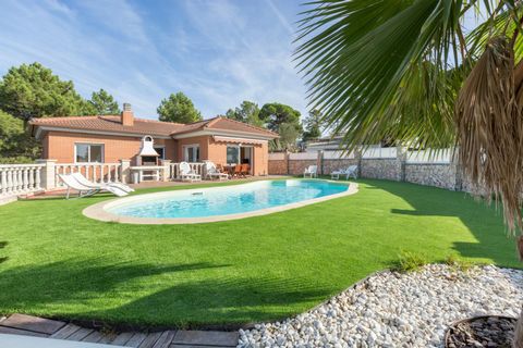 Villa Marian is a beautiful house of 130 m2 on a plot of 400 m2 in Lloret Residencial neighborhood, 8 km from the beach and the town center. In the northeast of the Iberian Peninsula, a most perfect mix of colors is what you find on the Costa Brava o...