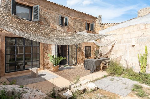 Renovated old townhouse in Algaida Unique village townhouse with 4 bedrooms This remarkable townhouse is located in the village of Algaida, a beautiful traditional rural village about a  20- minute drive from Palma. This picturesque village not only ...