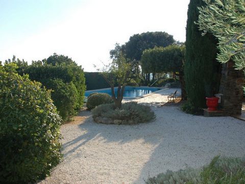 Holiday villa rental Cavalaire. Beautiful villa with private pool located in a residential area on the heights of Cavalaire with beautiful views of the bay. Ideal for people looking for a friendly atmosphere near the beaches.