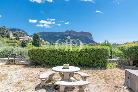 VERY CENTRAL - VERY BIG POTENTIAL - in an unsuspected location 5 mins walk from the shops, beaches, restaurants and the port of Cassis, charming 70 sqm house benefiting from a right to build very important residual on a plot of 720 sqm. Enjoying a ma...