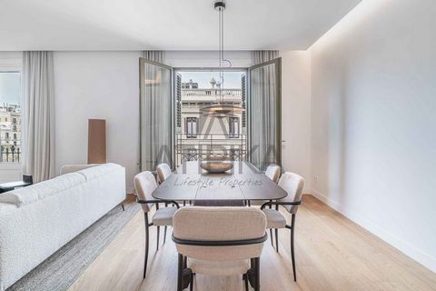 Elegant 125m2 apartment located in the distinguished Passeig de Gràcia, in the heart of the Quadrat d'Or, just steps away from the vibrant Rambla Catalunya and surrounded by iconic buildings like Casa Batlló and La Pedrera. This exceptional home is s...